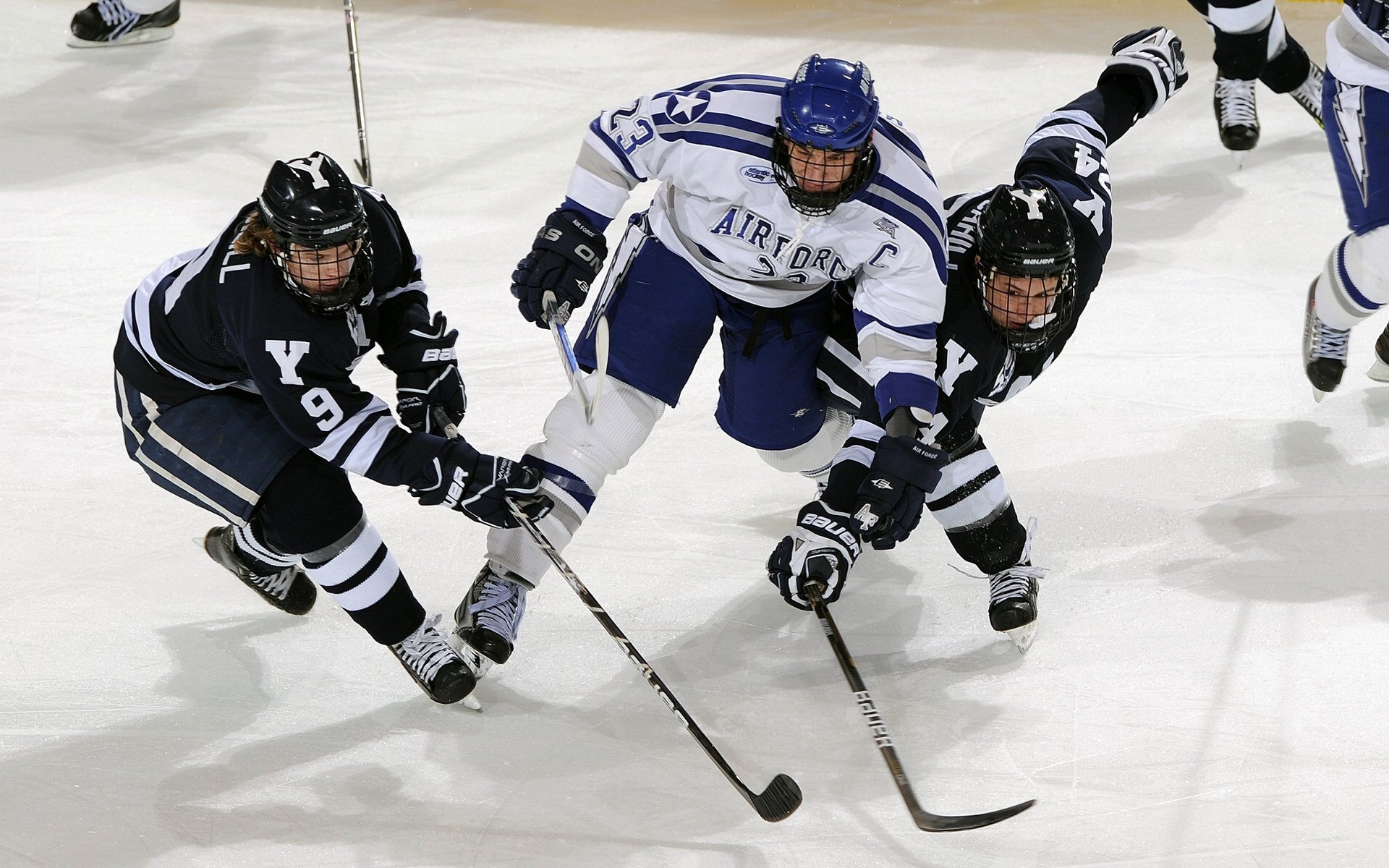 主裁权威是否因VAR系统而被弱化，主裁判可以决定var介入吗_